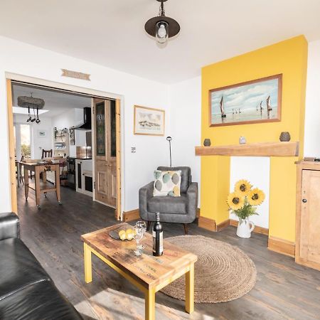 Stylish 2 Bedrooms Cosy & Bright Cottage, Pet Friendly, Sleeps 5, Titchfield Village - Summer Special Offer!! - By Blue Puffin Stays Экстерьер фото
