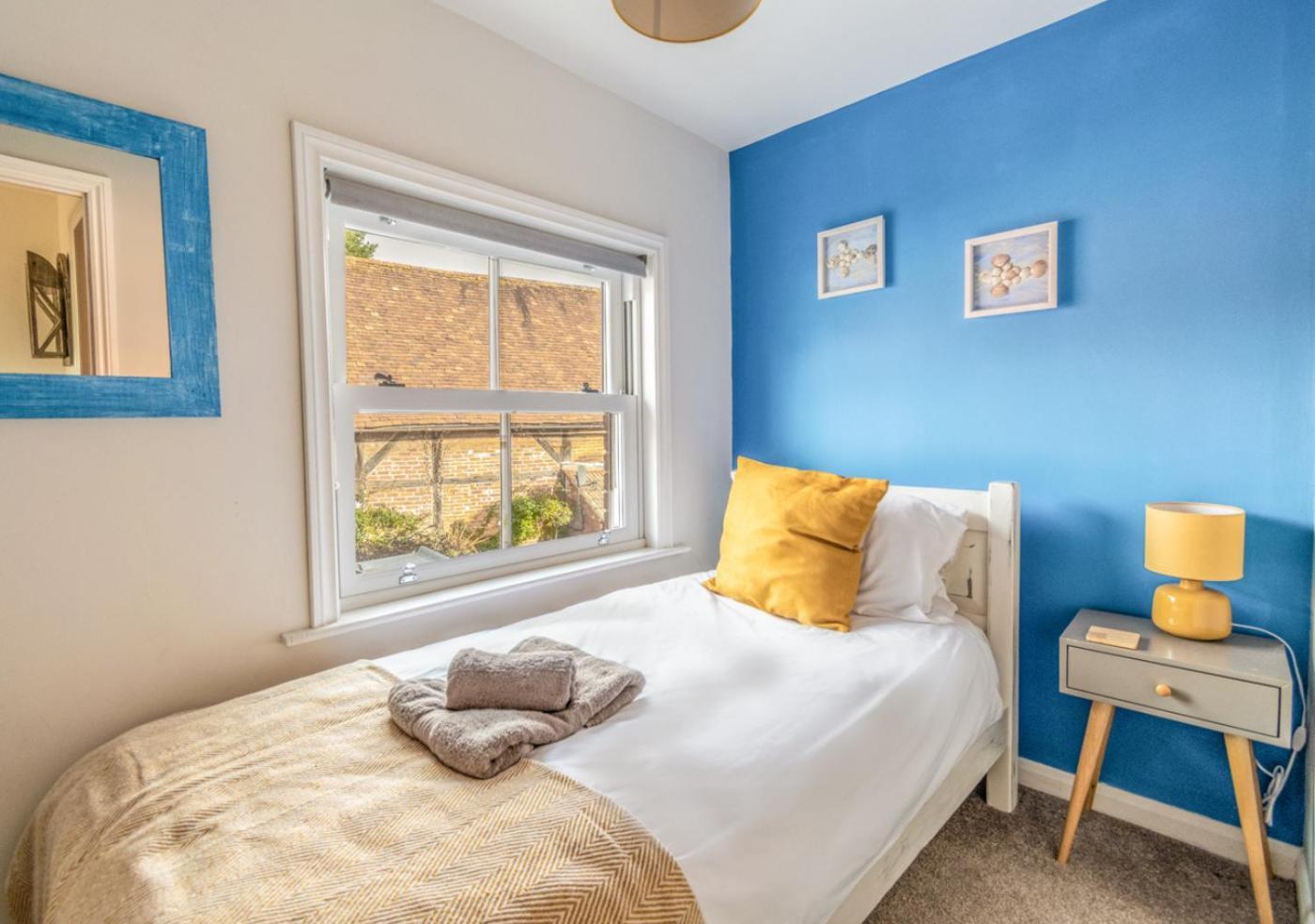 Stylish 2 Bedrooms Cosy & Bright Cottage, Pet Friendly, Sleeps 5, Titchfield Village - Summer Special Offer!! - By Blue Puffin Stays Экстерьер фото