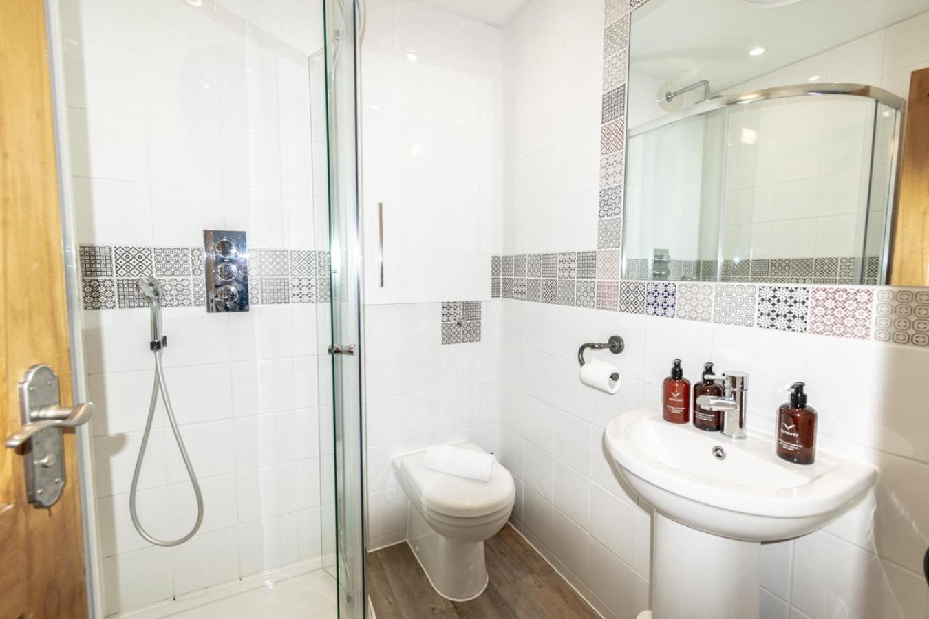 Stylish 2 Bedrooms Cosy & Bright Cottage, Pet Friendly, Sleeps 5, Titchfield Village - Summer Special Offer!! - By Blue Puffin Stays Экстерьер фото