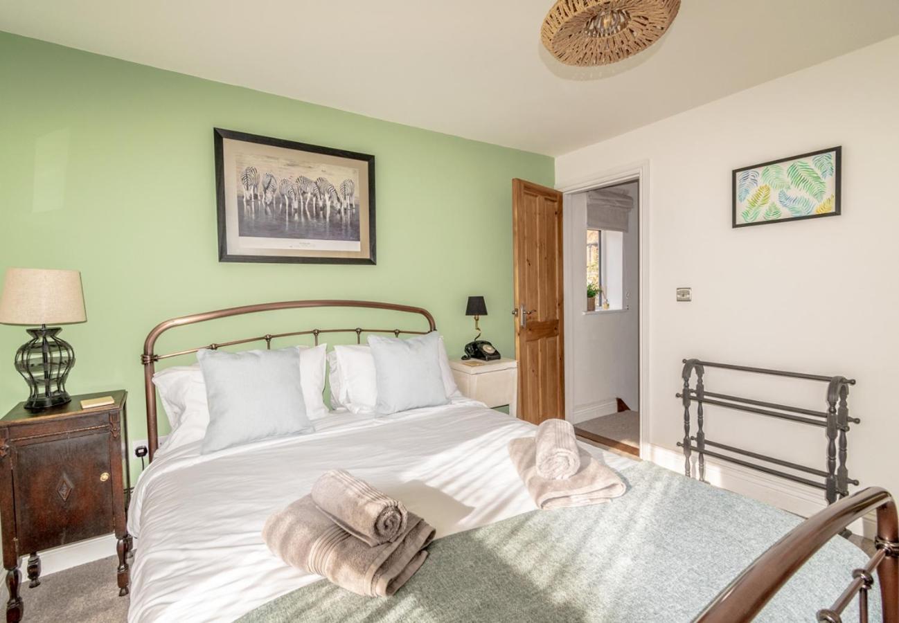 Stylish 2 Bedrooms Cosy & Bright Cottage, Pet Friendly, Sleeps 5, Titchfield Village - Summer Special Offer!! - By Blue Puffin Stays Экстерьер фото