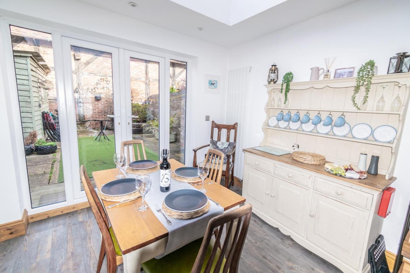 Stylish 2 Bedrooms Cosy & Bright Cottage, Pet Friendly, Sleeps 5, Titchfield Village - Summer Special Offer!! - By Blue Puffin Stays Экстерьер фото