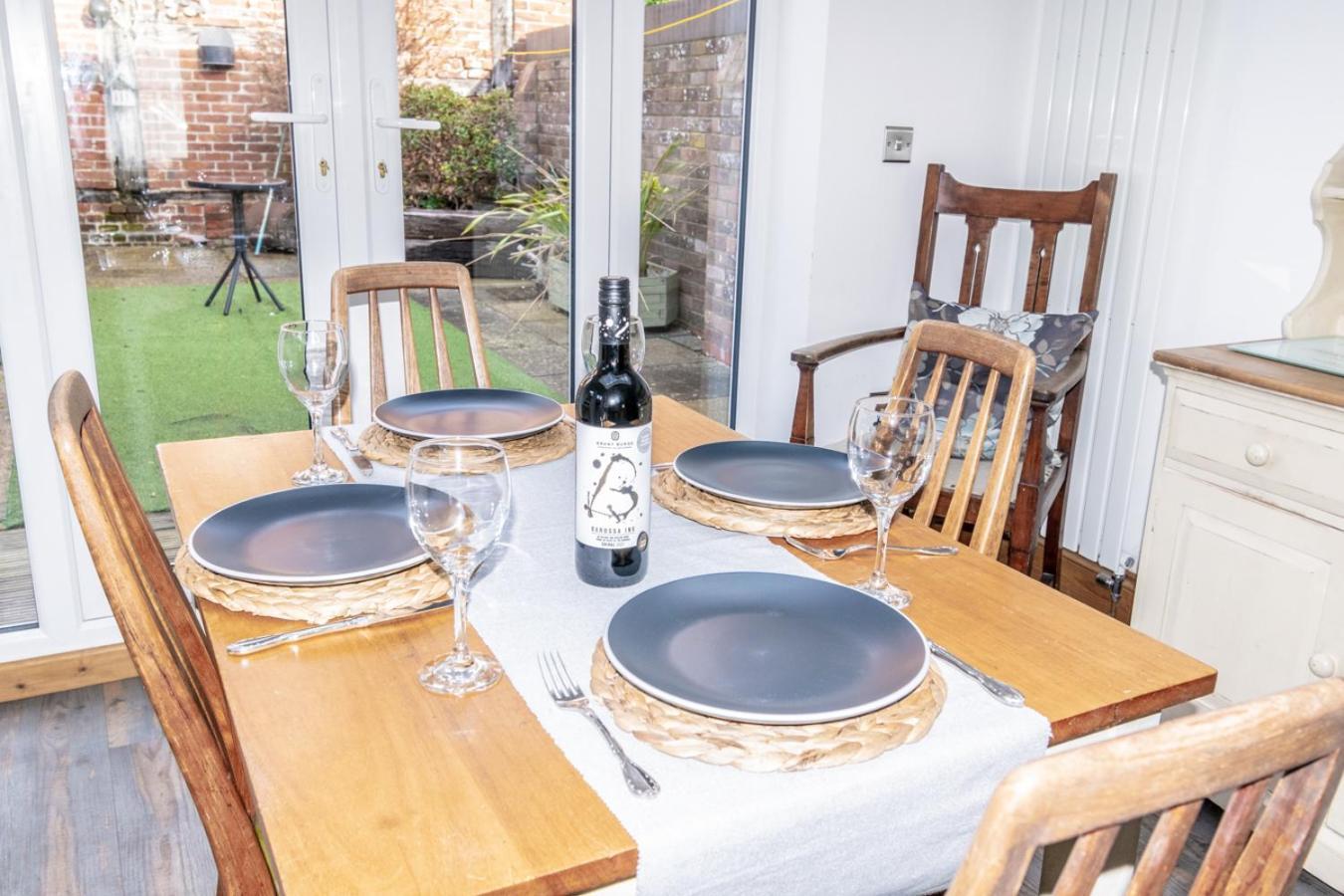 Stylish 2 Bedrooms Cosy & Bright Cottage, Pet Friendly, Sleeps 5, Titchfield Village - Summer Special Offer!! - By Blue Puffin Stays Экстерьер фото