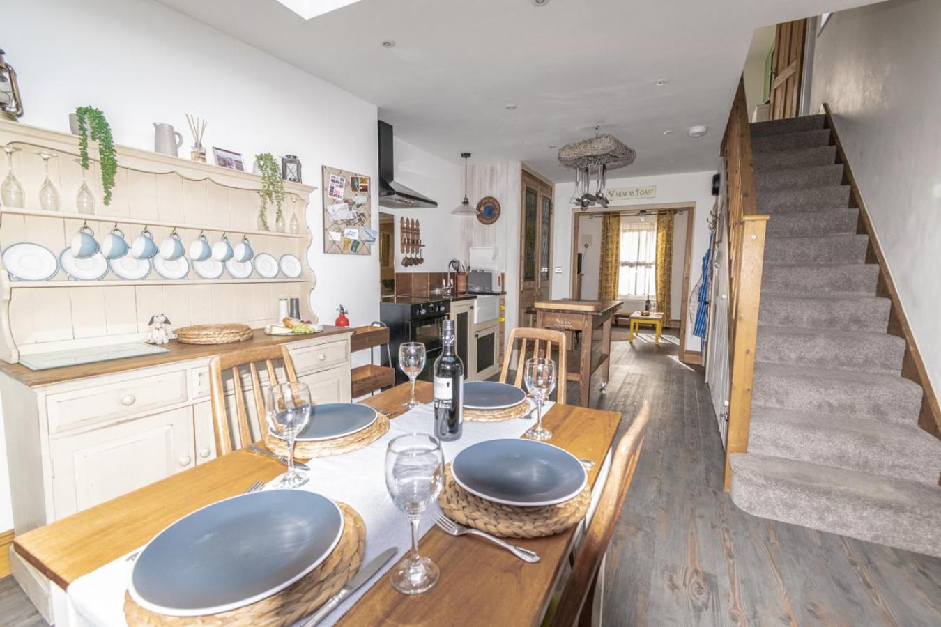 Stylish 2 Bedrooms Cosy & Bright Cottage, Pet Friendly, Sleeps 5, Titchfield Village - Summer Special Offer!! - By Blue Puffin Stays Экстерьер фото