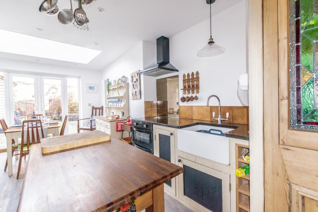 Stylish 2 Bedrooms Cosy & Bright Cottage, Pet Friendly, Sleeps 5, Titchfield Village - Summer Special Offer!! - By Blue Puffin Stays Экстерьер фото