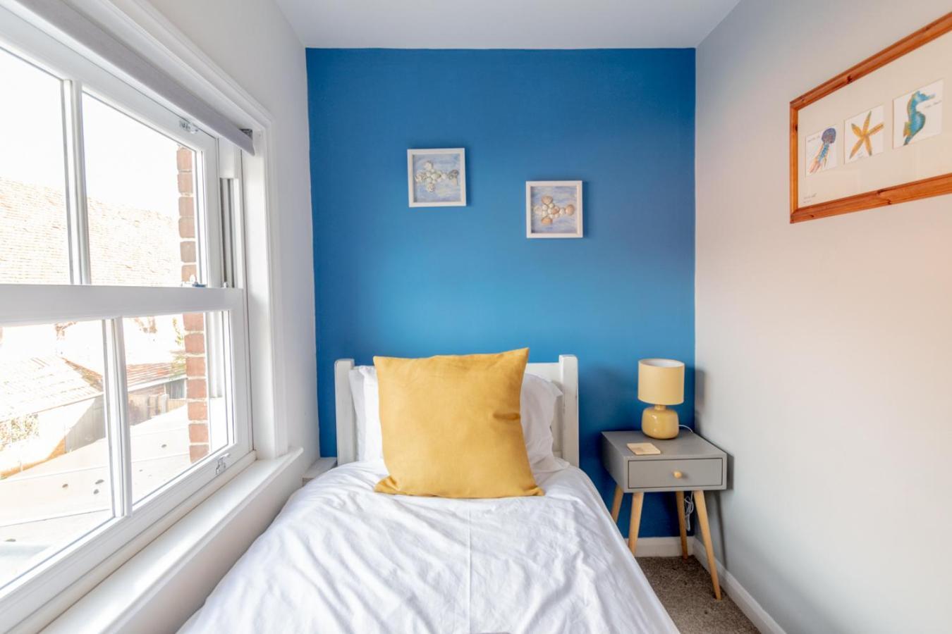 Stylish 2 Bedrooms Cosy & Bright Cottage, Pet Friendly, Sleeps 5, Titchfield Village - Summer Special Offer!! - By Blue Puffin Stays Экстерьер фото
