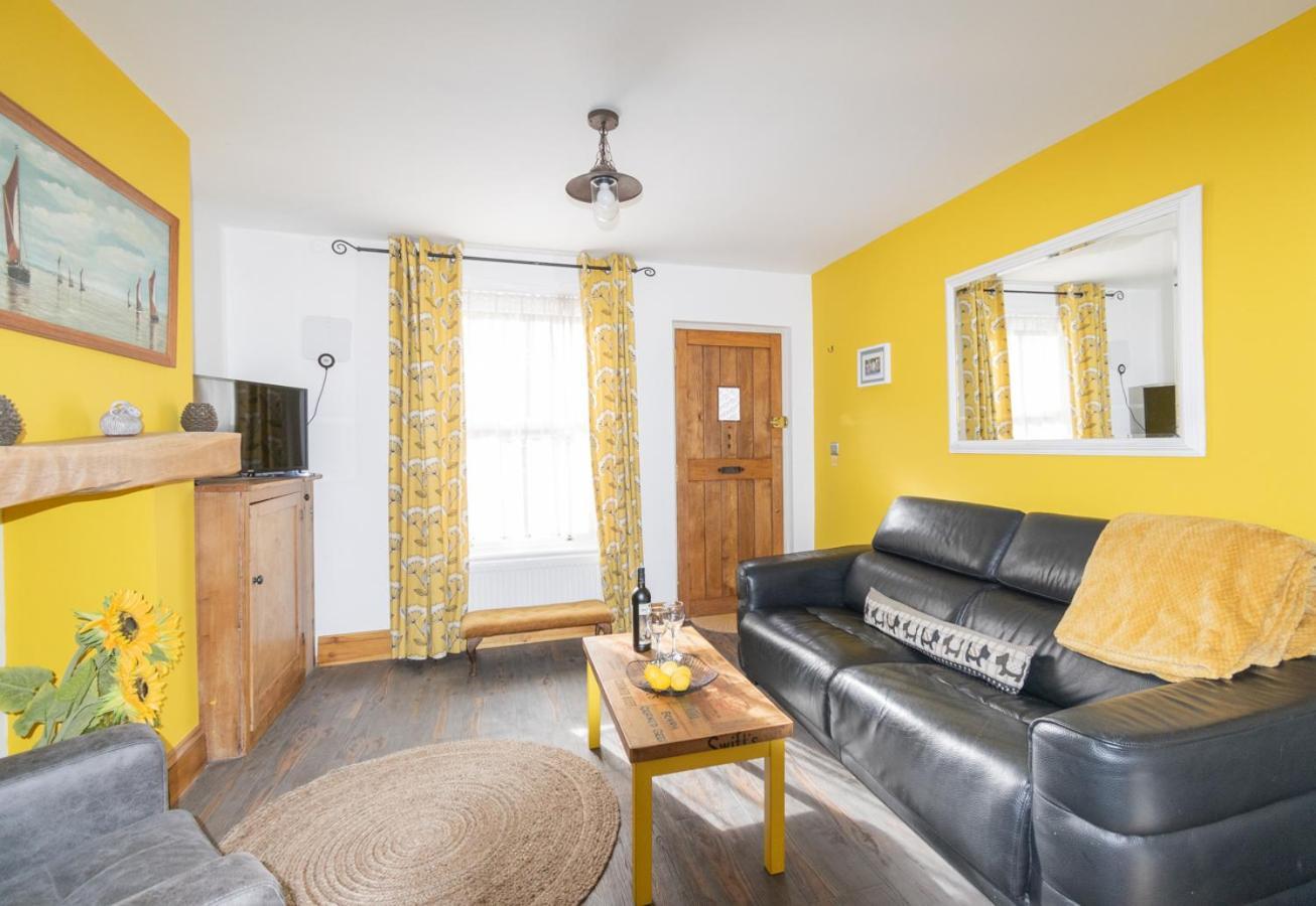 Stylish 2 Bedrooms Cosy & Bright Cottage, Pet Friendly, Sleeps 5, Titchfield Village - Summer Special Offer!! - By Blue Puffin Stays Экстерьер фото