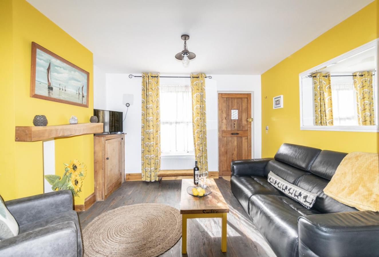 Stylish 2 Bedrooms Cosy & Bright Cottage, Pet Friendly, Sleeps 5, Titchfield Village - Summer Special Offer!! - By Blue Puffin Stays Экстерьер фото