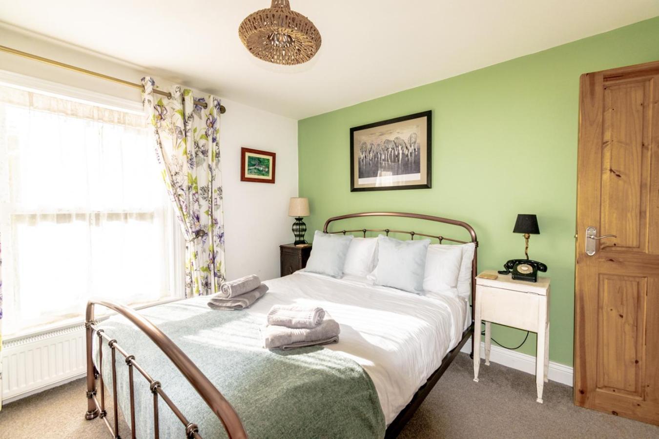 Stylish 2 Bedrooms Cosy & Bright Cottage, Pet Friendly, Sleeps 5, Titchfield Village - Summer Special Offer!! - By Blue Puffin Stays Экстерьер фото