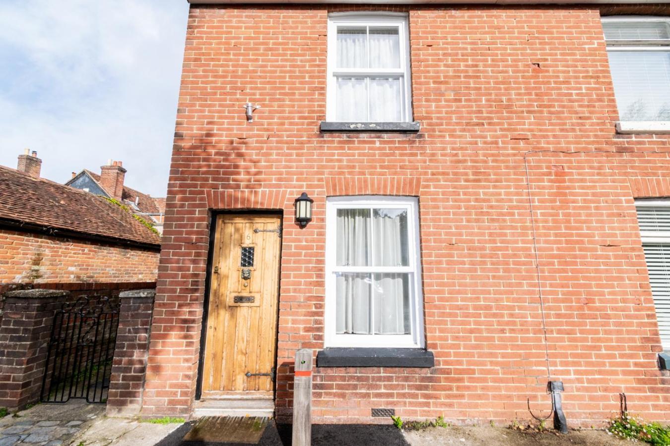 Stylish 2 Bedrooms Cosy & Bright Cottage, Pet Friendly, Sleeps 5, Titchfield Village - Summer Special Offer!! - By Blue Puffin Stays Экстерьер фото