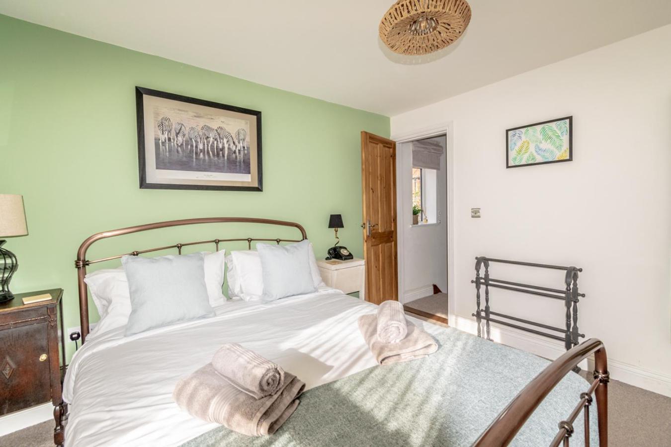Stylish 2 Bedrooms Cosy & Bright Cottage, Pet Friendly, Sleeps 5, Titchfield Village - Summer Special Offer!! - By Blue Puffin Stays Экстерьер фото