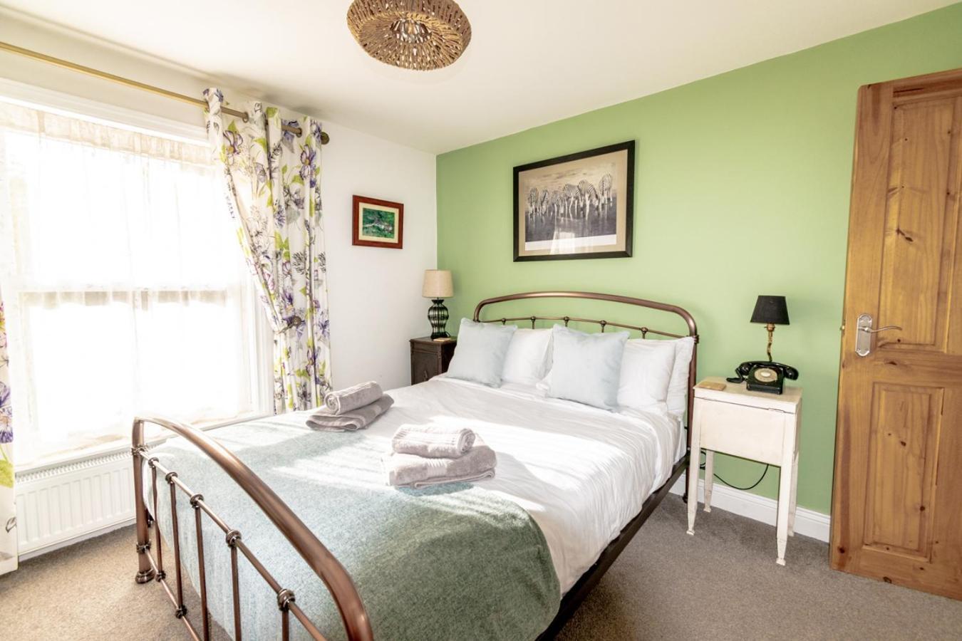 Stylish 2 Bedrooms Cosy & Bright Cottage, Pet Friendly, Sleeps 5, Titchfield Village - Summer Special Offer!! - By Blue Puffin Stays Экстерьер фото